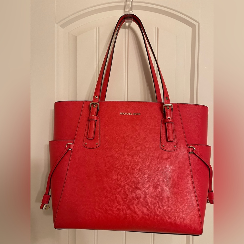 Brand New with Tags: MICHAEL KORS Voyager EW women's tote (color:Sea Coral)
